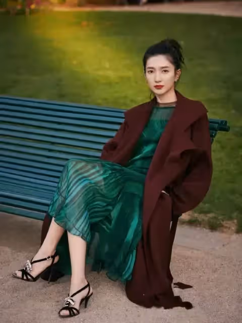 鐘麗緹太有自信,穿一身「紅配綠」還當街跳舞,大曬好身材,下身褲子更吸睛,網:好嫵媚