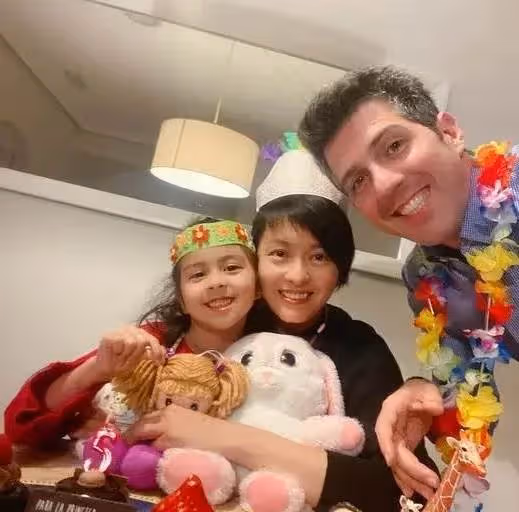 梁詠琪6歲女兒拍廣告,長相精緻如洋娃娃,遺傳到大長腿基因,身高遠超同齡人~