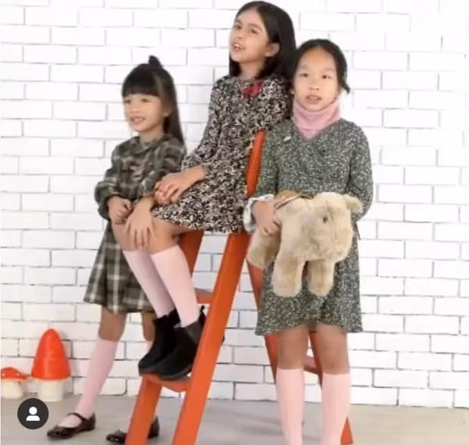 梁詠琪6歲女兒拍廣告,長相精緻如洋娃娃,遺傳到大長腿基因,身高遠超同齡人~