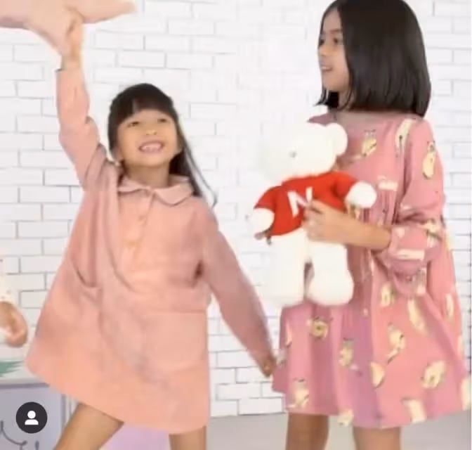 梁詠琪6歲女兒拍廣告,長相精緻如洋娃娃,遺傳到大長腿基因,身高遠超同齡人~