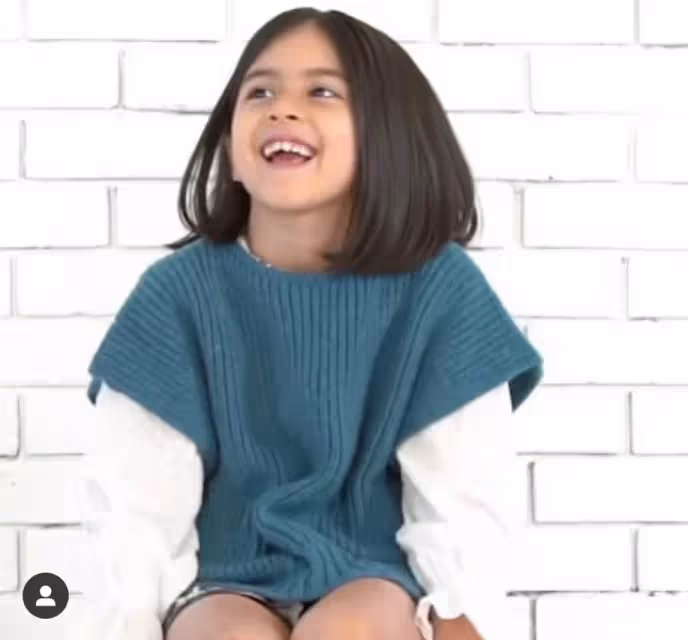 梁詠琪6歲女兒拍廣告,長相精緻如洋娃娃,遺傳到大長腿基因,身高遠超同齡人~