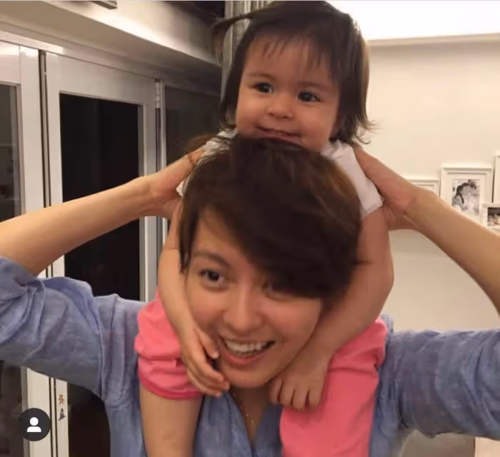 梁詠琪6歲女兒拍廣告,長相精緻如洋娃娃,遺傳到大長腿基因,身高遠超同齡人~