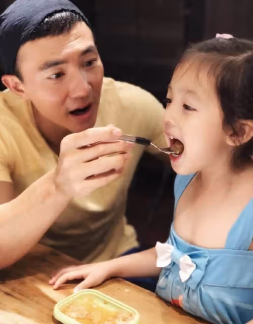 劉耕宏曬倆女兒近照！8歲小泡芙越長越標緻，二女兒姍姍簡直是姐姐的「翻版」，網友：基因太強大!