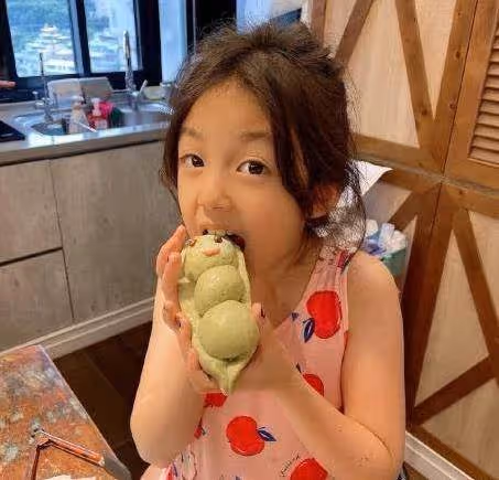 劉耕宏曬倆女兒近照！8歲小泡芙越長越標緻，二女兒姍姍簡直是姐姐的「翻版」，網友：基因太強大!