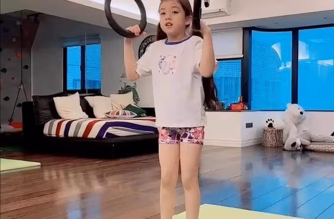 劉耕宏曬倆女兒近照!8歲小泡芙越長越標緻,二女兒姍姍簡直是姐姐的「翻版」,網友:基因太強大!