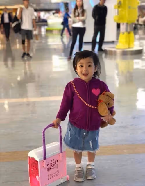 劉耕宏曬倆女兒近照!8歲小泡芙越長越標緻,二女兒姍姍簡直是姐姐的「翻版」,網友:基因太強大!