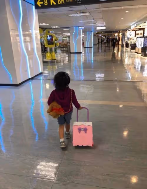 劉耕宏曬倆女兒近照!8歲小泡芙越長越標緻,二女兒姍姍簡直是姐姐的「翻版」,網友:基因太強大!