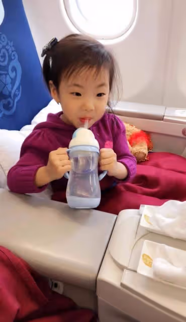 劉耕宏曬倆女兒近照!8歲小泡芙越長越標緻,二女兒姍姍簡直是姐姐的「翻版」,網友:基因太強大!