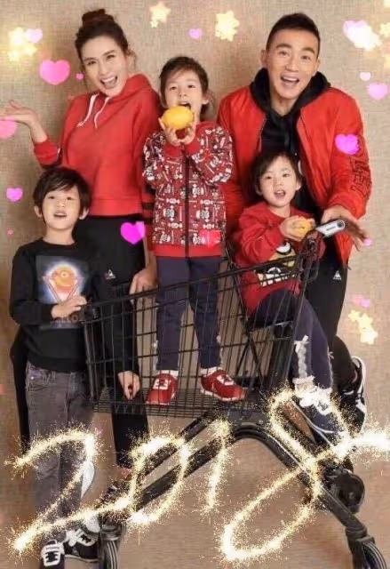 劉耕宏曬倆女兒近照!8歲小泡芙越長越標緻,二女兒姍姍簡直是姐姐的「翻版」,網友:基因太強大!