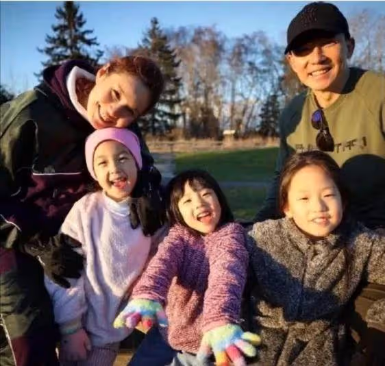 劉耕宏曬倆女兒近照!8歲小泡芙越長越標緻,二女兒姍姍簡直是姐姐的「翻版」,網友:基因太強大!