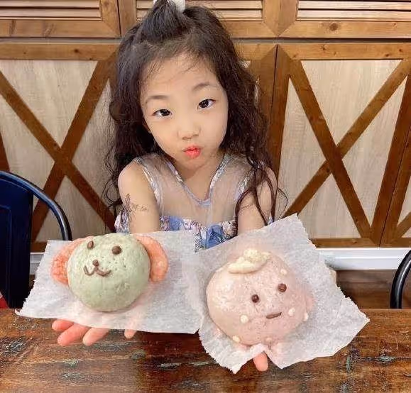 劉耕宏曬倆女兒近照！8歲小泡芙越長越標緻，二女兒姍姍簡直是姐姐的「翻版」，網友：基因太強大