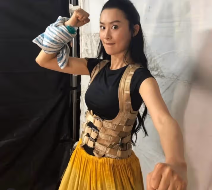 TVB陳法拉曬一家近照!抱8個月女兒騎馬超乖巧,產後身材纖細氣質佳,網友:混血一定很漂亮~
