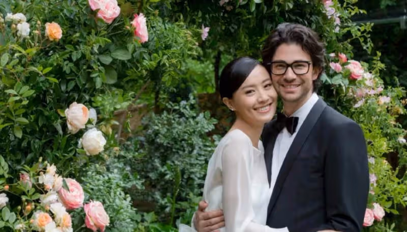 TVB陳法拉曬一家近照!抱8個月女兒騎馬超乖巧,產後身材纖細氣質佳,網友:混血一定很漂亮~
