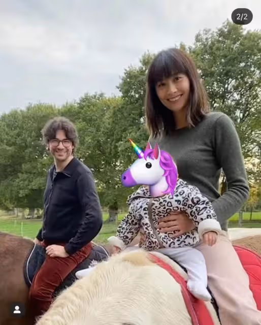 TVB陳法拉曬一家近照!抱8個月女兒騎馬超乖巧,產後身材纖細氣質佳,網友:混血一定很漂亮~