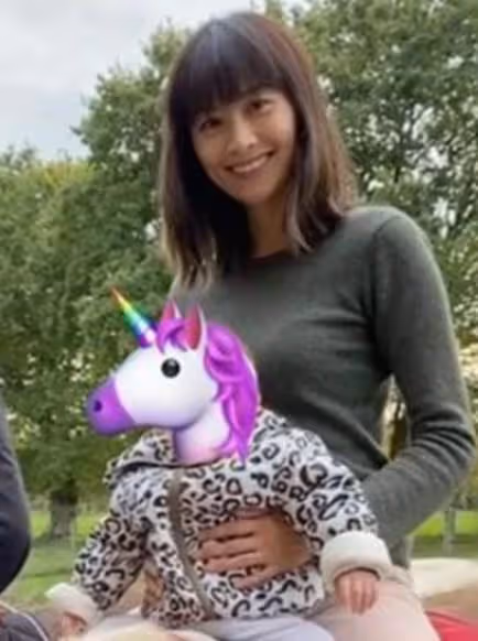 TVB陳法拉曬一家近照!抱8個月女兒騎馬超乖巧,產後身材纖細氣質佳,網友:混血一定很漂亮~
