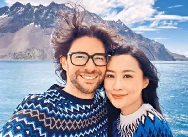 TVB陳法拉曬一家近照!抱8個月女兒騎馬超乖巧,產後身材纖細氣質佳,網友:混血一定很漂亮~