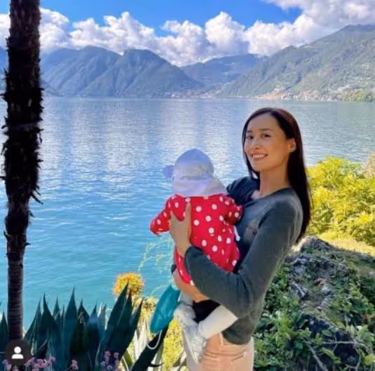 TVB陳法拉曬一家近照!抱8個月女兒騎馬超乖巧,產後身材纖細氣質佳,網友:混血一定很漂亮~