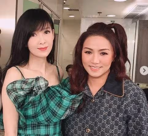 53歲周慧敏近照曝光,臉略僵硬皮膚超白,網友:真的老了~