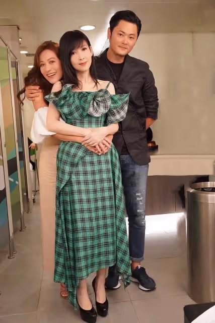 53歲周慧敏近照曝光,臉略僵硬皮膚超白,網友:真的老了~