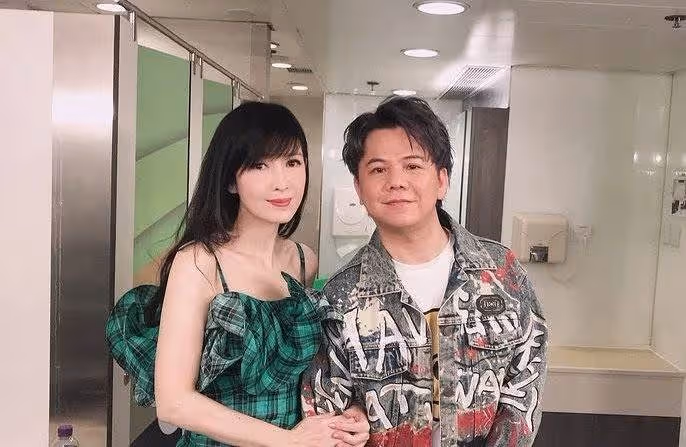 53歲周慧敏近照曝光,臉略僵硬皮膚超白,網友:真的老了~