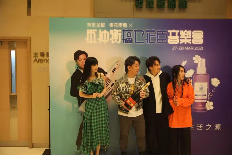 53歲周慧敏近照曝光,臉略僵硬皮膚超白,網友:真的老了~
