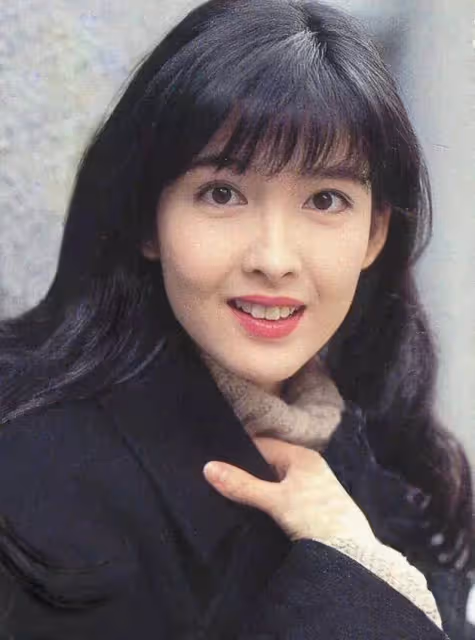 53歲周慧敏近照曝光,臉略僵硬皮膚超白,網友:真的老了~