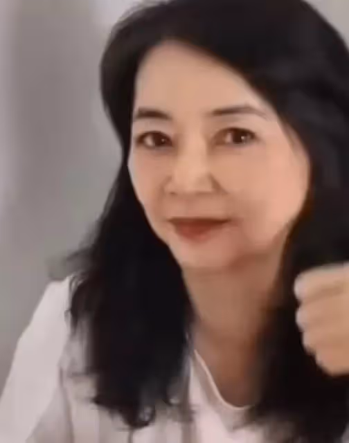 64歲胡慧中回內地即將復出!21歲女兒罕同行,體重175斤身材圓潤,網評:沒繼承媽媽好基因~