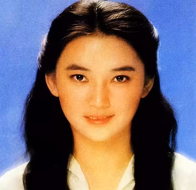 64歲胡慧中回內地即將復出!21歲女兒罕同行,體重175斤身材圓潤,網評:沒繼承媽媽好基因~