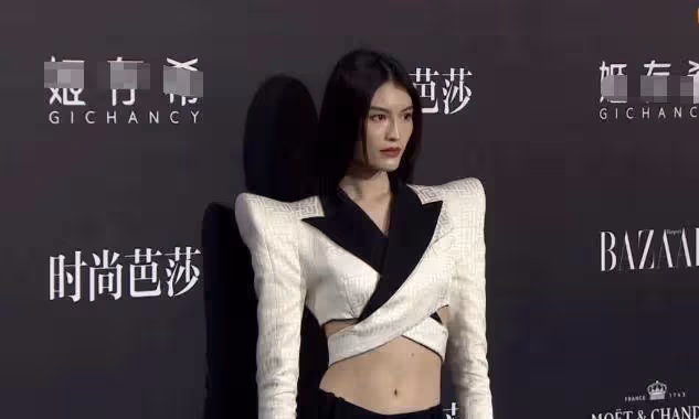 「超模已成過去式」奚夢瑤近照曝光,走紅毯胖到沒鎖骨,腋下擠出兩坨贅肉,膀大臉圓十足貴婦樣,網:太胖了吧