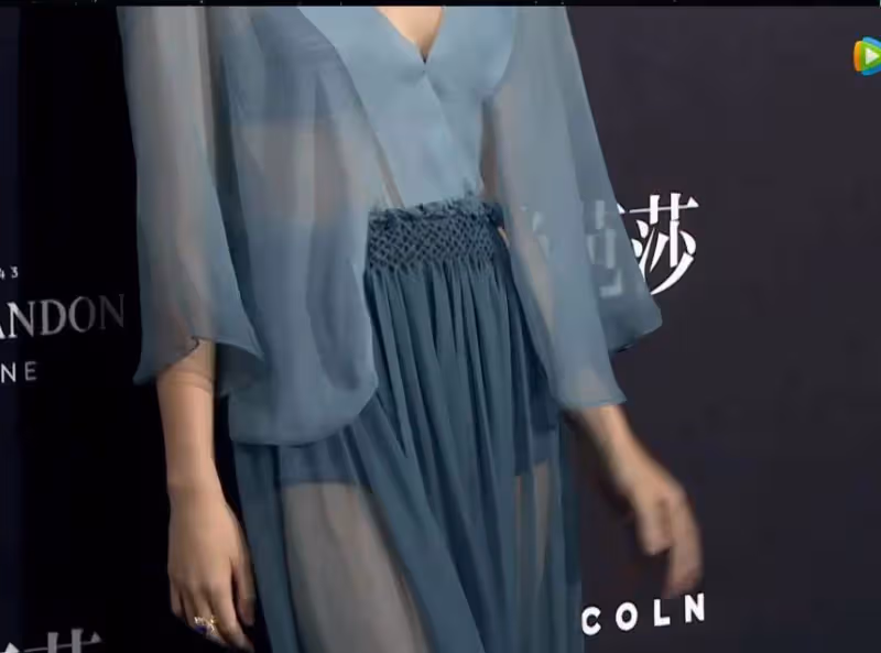 「超模已成過去式」奚夢瑤近照曝光,走紅毯胖到沒鎖骨,腋下擠出兩坨贅肉,膀大臉圓十足貴婦樣,網:太胖了吧
