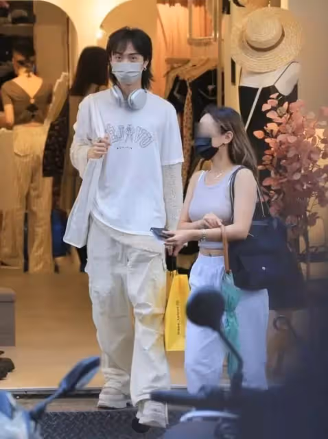 伊能靜兒子現身台北買女裝!與美女同進更衣室「蘭花指」太搶眼,街邊吞雲吐霧熟練像他爸~