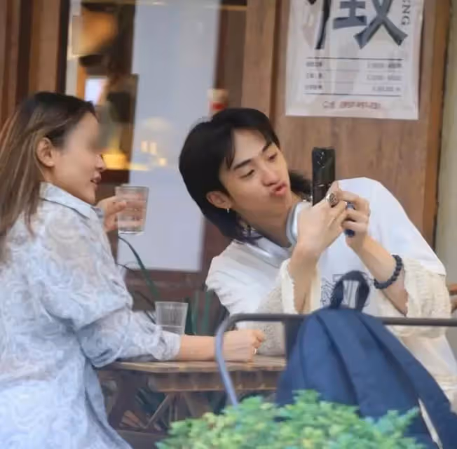 伊能靜兒子現身台北買女裝!與美女同進更衣室「蘭花指」太搶眼,街邊吞雲吐霧熟練像他爸~