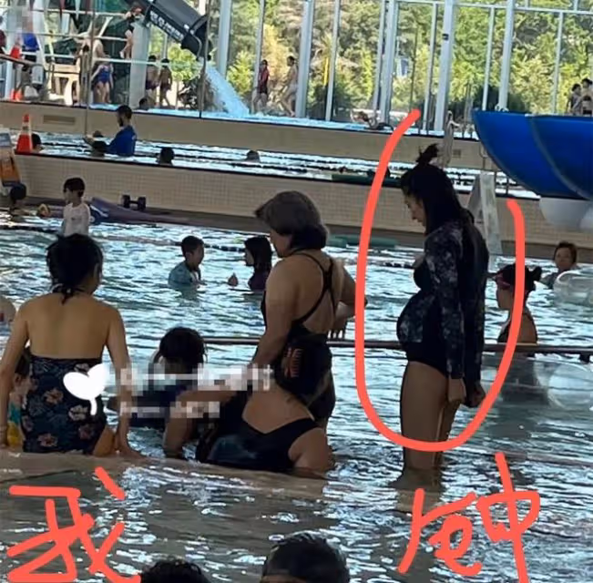 鍾嘉欣定居加拿大,挺6個月孕肚游泳被偶遇,懷3胎後身材變豐滿