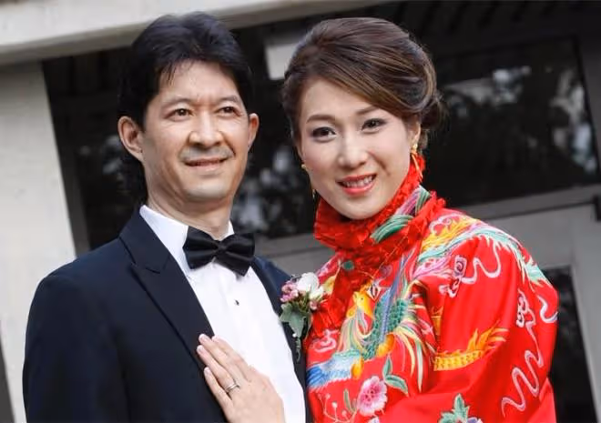 鍾嘉欣定居加拿大,挺6個月孕肚游泳被偶遇,懷3胎後身材變豐滿