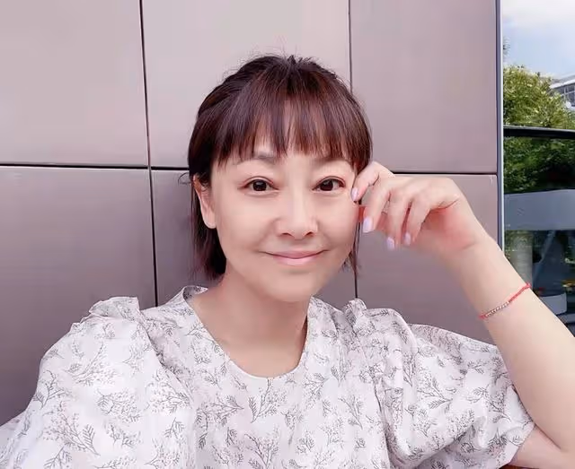 張衛健老婆近照發福變化大,把貓當兒子生活愜意,久居內地住豪宅