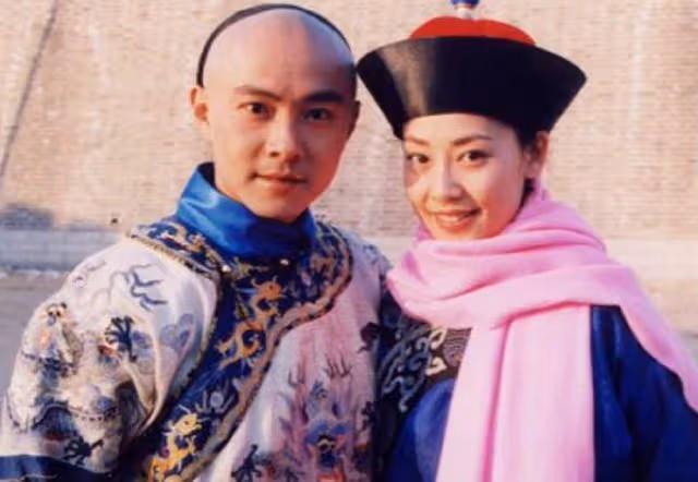 張衛健老婆近照發福變化大,把貓當兒子生活愜意,久居內地住豪宅