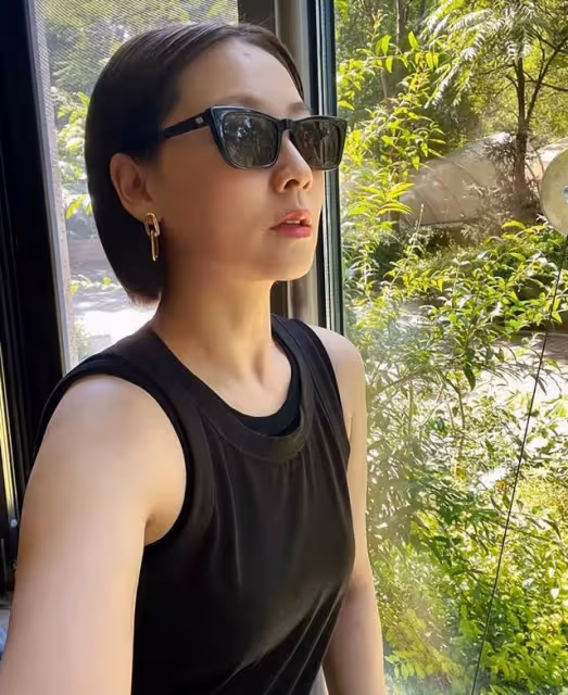 張衛健老婆近照發福變化大,把貓當兒子生活愜意,久居內地住豪宅
