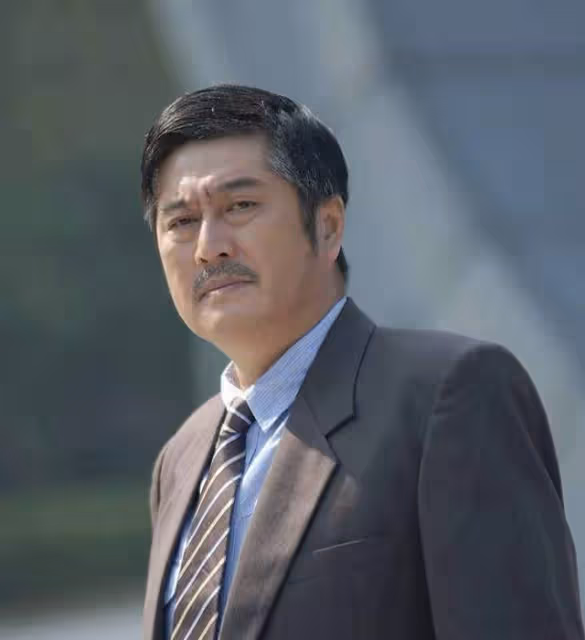 67歲港星林威回河北農村住宅,院內雜草比人高,菜地荒蕪滿臉絕望