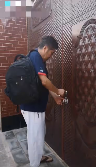 67歲港星林威回河北農村住宅,院內雜草比人高,菜地荒蕪滿臉絕望
