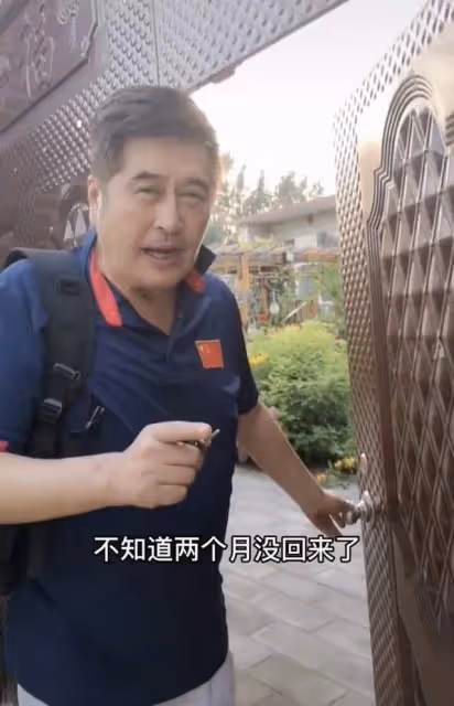 67歲港星林威回河北農村住宅,院內雜草比人高,菜地荒蕪滿臉絕望