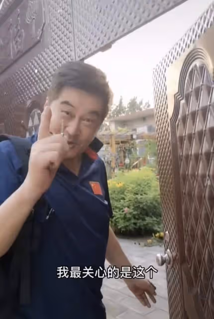 67歲港星林威回河北農村住宅,院內雜草比人高,菜地荒蕪滿臉絕望