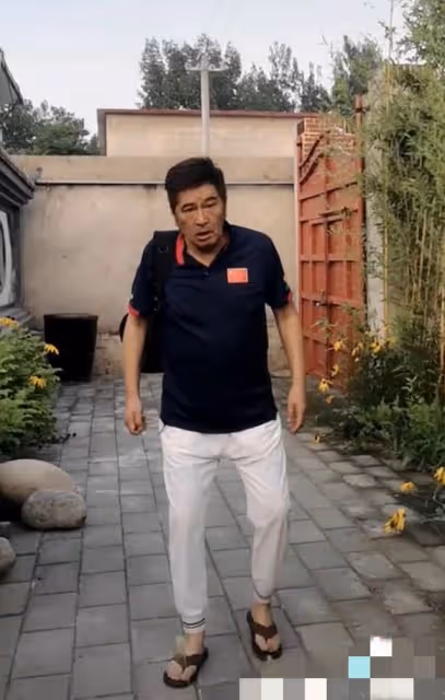 67歲港星林威回河北農村住宅,院內雜草比人高,菜地荒蕪滿臉絕望