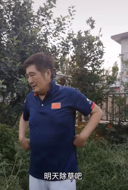 67歲港星林威回河北農村住宅,院內雜草比人高,菜地荒蕪滿臉絕望