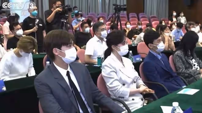 眾星上央視新聞,陳寶國上台發言當場表白,李明啟蔣勤勤優雅露面