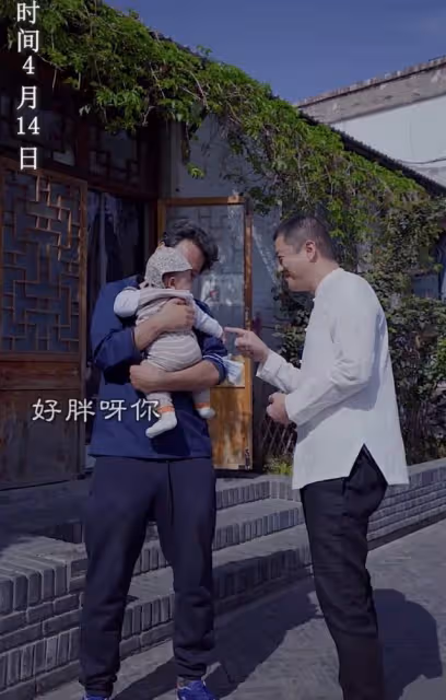 李亞鵬首曝二胎得女!抱娃姿勢嫻熟滿臉慈祥,勸外國人孩子隨母姓