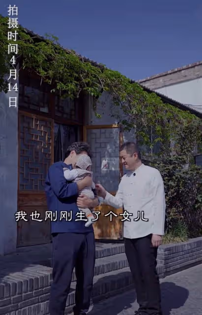 李亞鵬首曝二胎得女!抱娃姿勢嫻熟滿臉慈祥,勸外國人孩子隨母姓