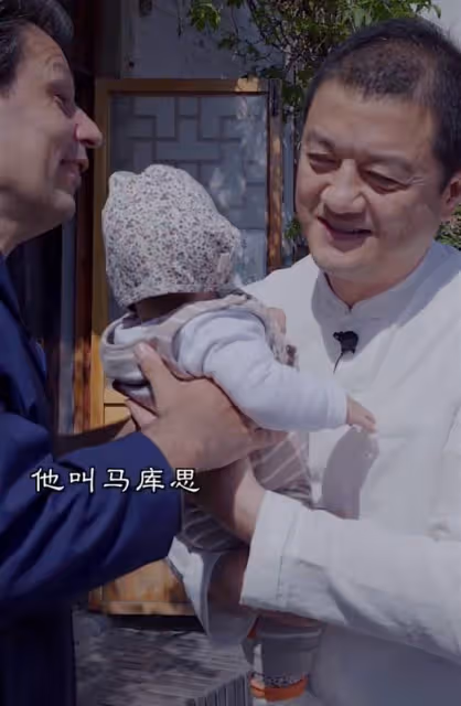 李亞鵬首曝二胎得女!抱娃姿勢嫻熟滿臉慈祥,勸外國人孩子隨母姓