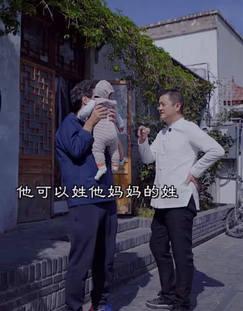 李亞鵬首曝二胎得女!抱娃姿勢嫻熟滿臉慈祥,勸外國人孩子隨母姓