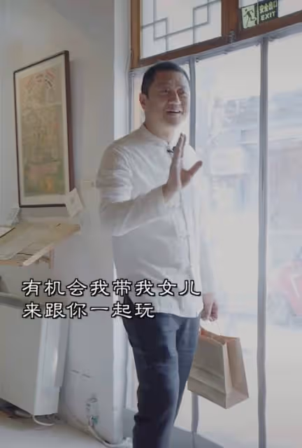李亞鵬首曝二胎得女!抱娃姿勢嫻熟滿臉慈祥,勸外國人孩子隨母姓