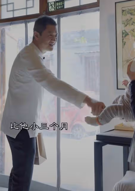 李亞鵬首曝二胎得女!抱娃姿勢嫻熟滿臉慈祥,勸外國人孩子隨母姓